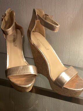 Shoe Dazzle Metallic Rose Gold Cork Wedge Sandals. Sz. 9.